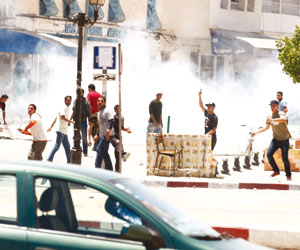 الشرطة التونسية تقذف المعارضين بقنابل الغاز خلال اشتباكات في القيروان أمس