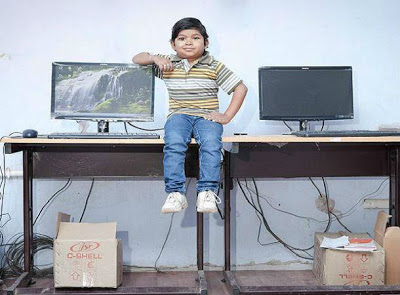 أصغر مدرس في العالم يبلغ طوله 90 سم