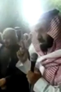 لاعب نادري الهلال سعد الحارثي يلقن 30 رجل اعتنقوا الاسلام بالفيديو