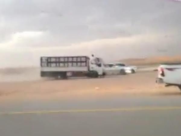 فيديو شاب سعودي عرض حياته للخطر لإيقاف مركبة هاربة
