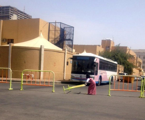 طالبة ابتدائيه تعدل حاجز مروري في مكة