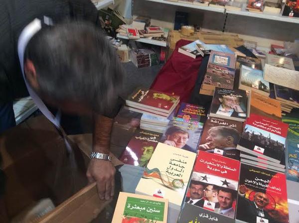 سحب نسخ الأعمال الكاملة لـ”محمود درويش” من معرض الرياض