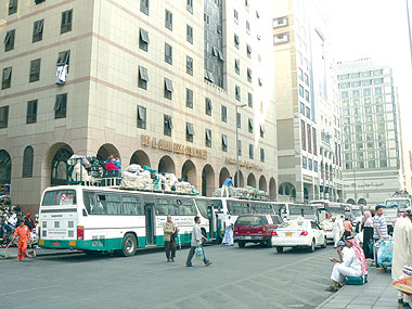 سقوط امرأة من مبنى بشارع الأعمدة بالمدينة المنوّرة