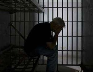 سجين سعودي يتهم 12 نزيلا باغتصابه
