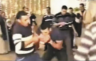 معازيم عرس مصريين يأكلون دجاجة حية يثيرون جدلاً عالمياً