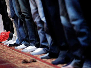 كاتب سعودي يطالب بتأجيل موعد صلاة العشاء لأنها تعطل العمل