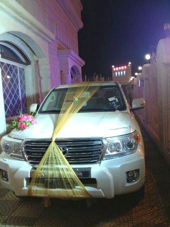 سعودية تُهدي زوجها “لاند كروزر” احتفاء بتقاعده