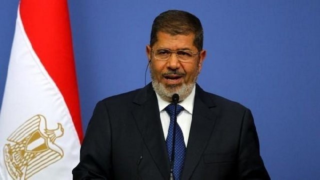القضاء المصري يجدد حبس مرسي 15 يوماً بتهمة “التخابر” مع حركة حماس الفلسطينية