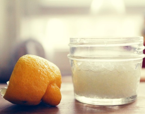 طريقة عمل مقشر الليمون والملح للأظافر