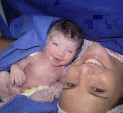 صورة المولود الذي إبتسم بعد ولادته بـ 5 ثواني و دخل موسوعة جينيس !